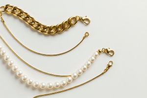 جدیدترین ترندهای گردنبند طلا زنانه در سال ۲۰۲۵ – مدل‌های مینیمال، مروارید و زنجیر ضخیم