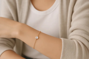 دستبند زنانه ظریف روی مچ دست با لباس روزمره و بکگراند روشن
